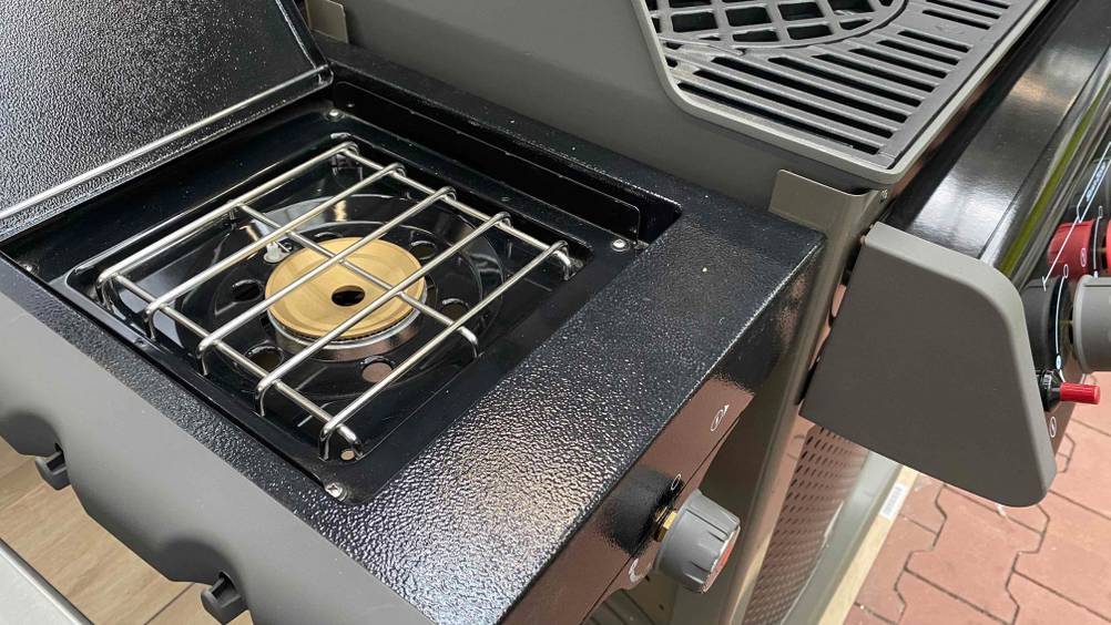 Gasgrill getestet: Nahaufnahme einer Platte für eine Pfanne.