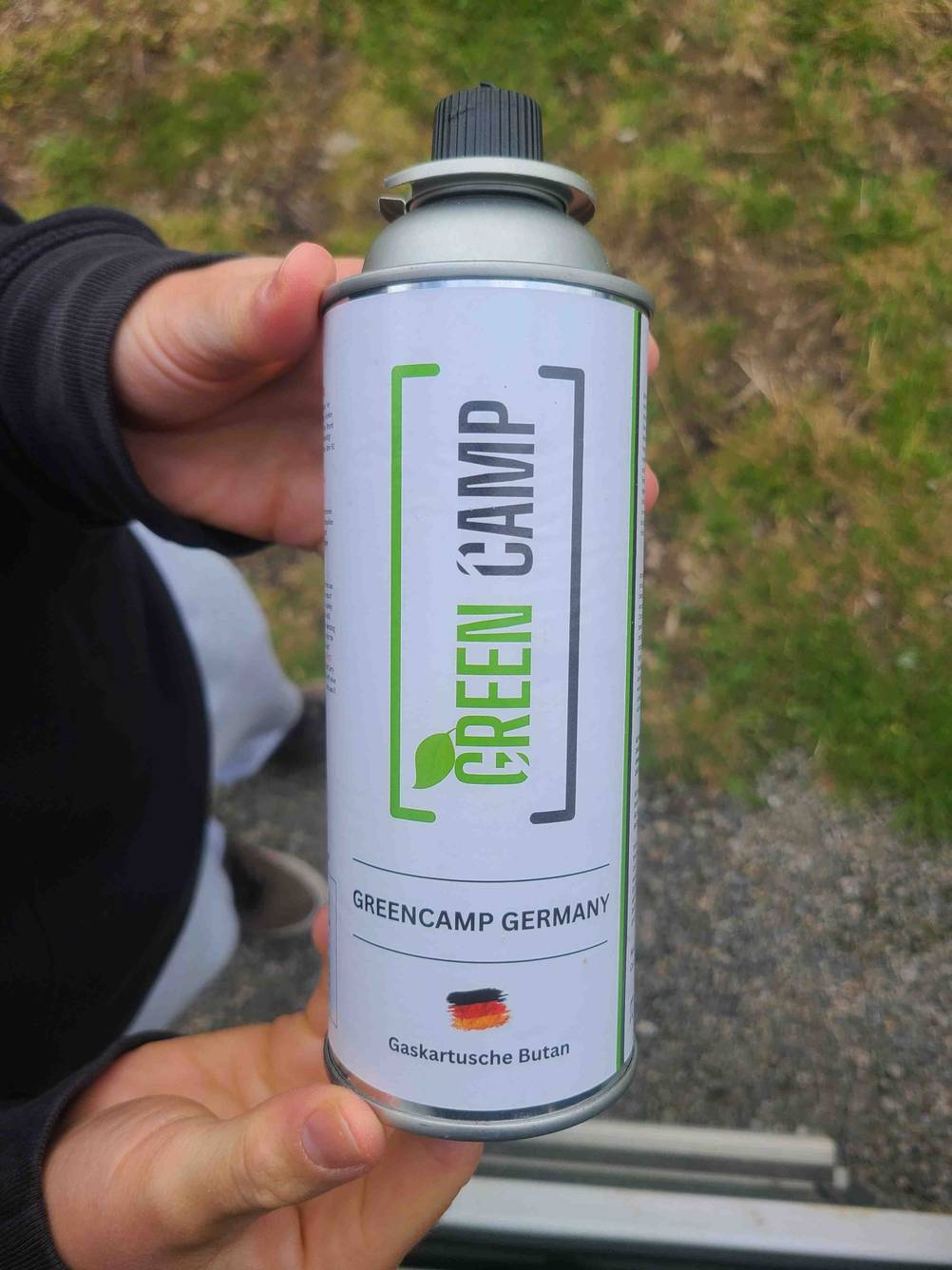 Die Gaskartusche im Test von zwei Händen gehalten.