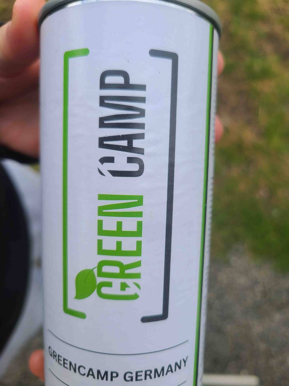 Gaskartusche im Test: Nahaufnahme des Labels mit Logo.