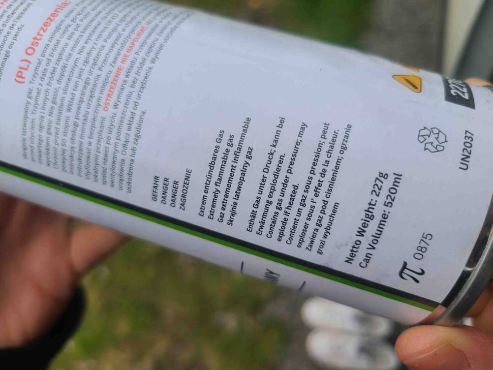 Gaskartusche getestet: Nahaufnahme der Rückseite der Flasche mit Informationen.