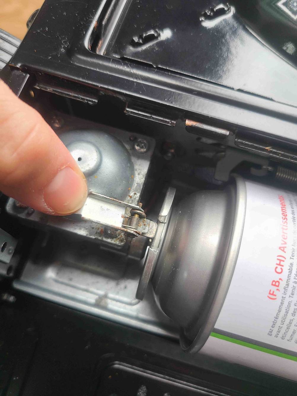 Die getestete Gaskartusche in einer Halterung festgemacht.