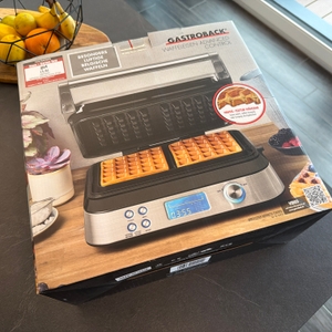 Der Karton vom Gastroback 42424 liegt auf einer Arbeitsplatte.