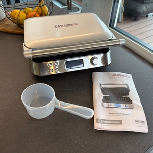 Der Lieferumfang vom Gastroback 42424 liegt auf einer Arbeitsplatte.