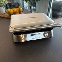 Das Gastroback 42424 steht auf einer Arbeitsplatte.