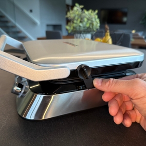 Eine Hand verriegelt das Gastroback 42424.