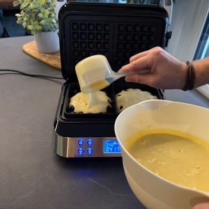 Eine Hand gibt Teig in das Gastroback 42424.