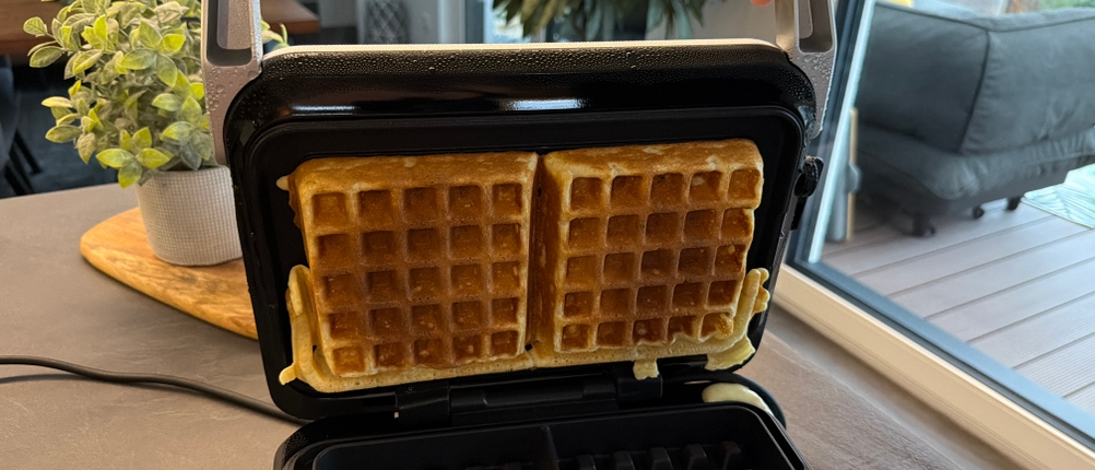 Zwei Waffeln kleben an der Oberseite vom Gastroback 42424.