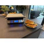 Zwei fertige Waffeln neben dem geschlossenen Gastroback 42424.