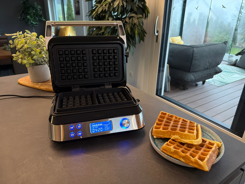 Zwei Waffeln neben dem geöffneten Gastroback 42424.