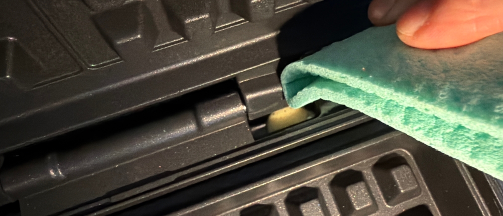 Mit einem Lappen werden Teigreste aus dem Gastroback 42424 entfernt.