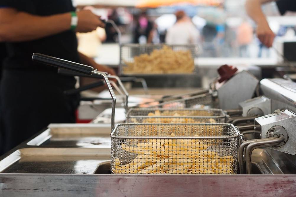 Kaltzonen-Fritteusen im Test: Mehrere Fritteusen in einer professionellen Küche.