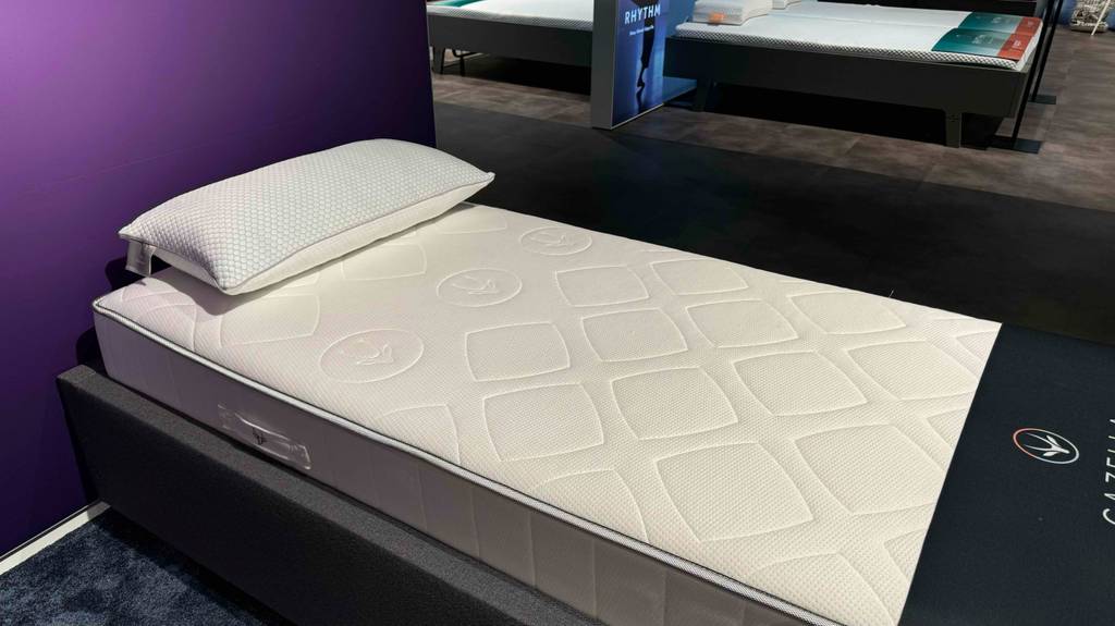 Eine getestete Kaltschaummatratze in der Größe 80 x 200 cm ist in einem Bettengeschäft ausgestellt.