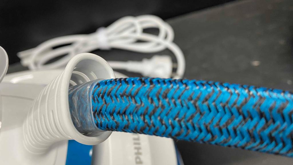 Nahaufnahme des blau-schwarz ummantelten Bügeleisen-Kabels einer Philips-Dampfbügelstation im Test.