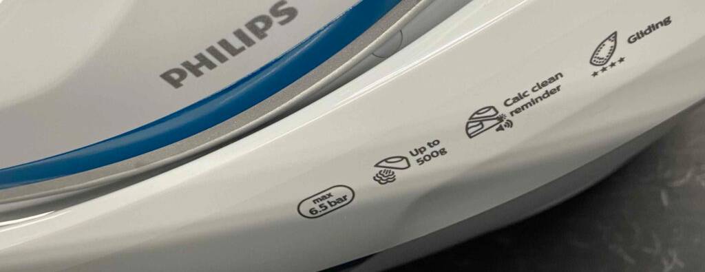 Detailansicht der weißen getesteten Philips-Dampfbügelstation inklusive aufgedruckter Produktinformationen.