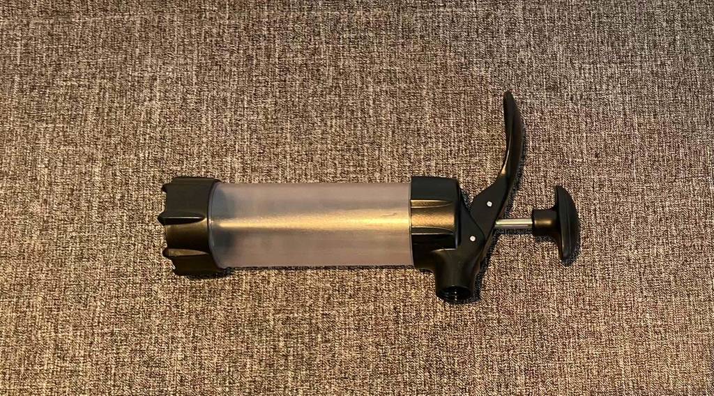 Im Test: Gebäckpresse liegt quer auf dunklem Untergrund.