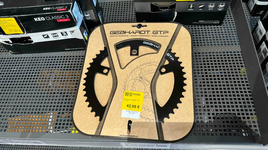 Kettenblätter-Test: Ein Modell von Gebhardt inklusive Verpackung mit gelbem Preisetikett liegt neben weiterem Fahrrad-Zubehör.