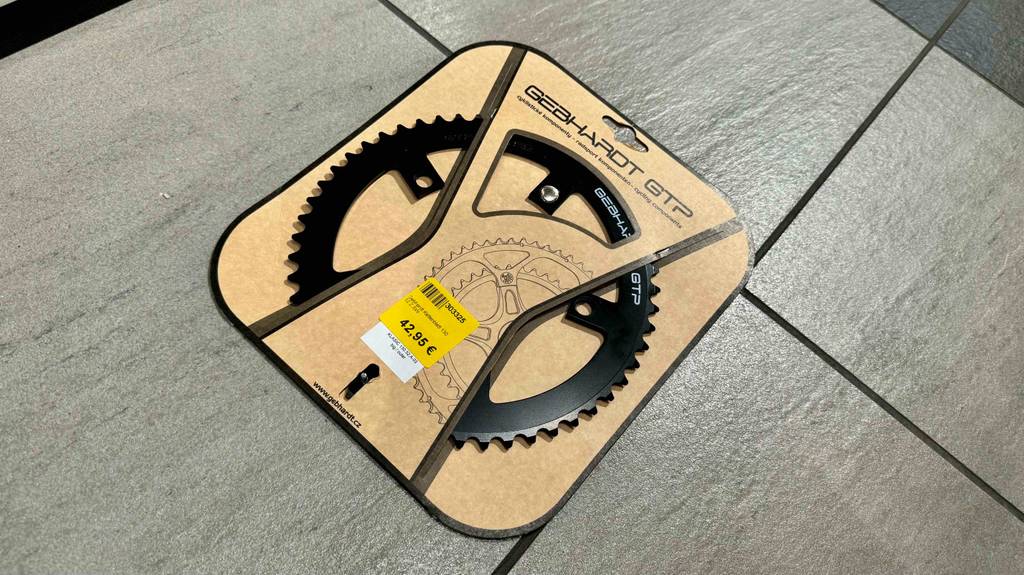 Im Test: Ein Kettenblatt der Marke Gebhardt inklusive Verpackung und Preisetikett liegt auf einem Fliesenbelag.
