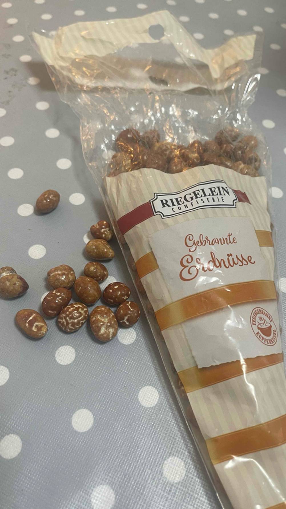 gebrannte Erdnüsse im Test: Einige Nüsse liegen neben der Verpackung.