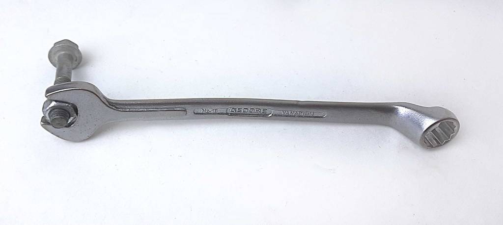 Eine Schraube steckt in einem Schraubenschlüssel im Test.