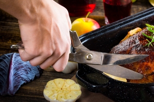 Geflügelscheren-Test: Mit einer Geflügelschere wird ein gebratenes Huhn aufgetrennt