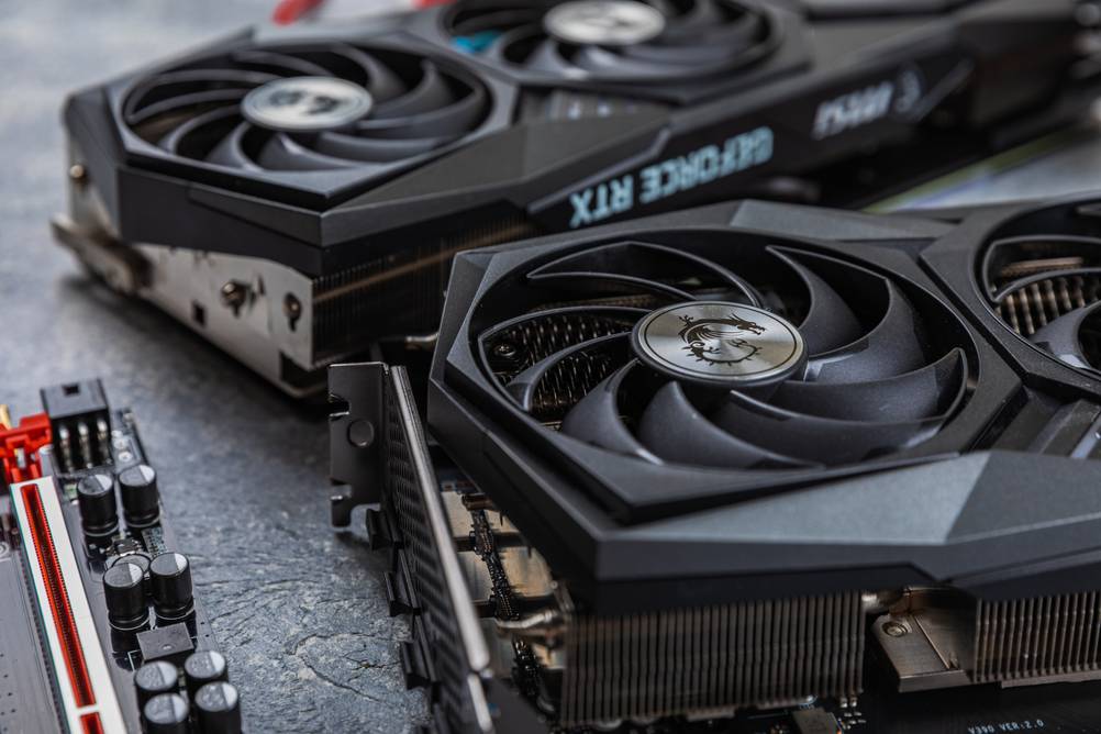 Zwei getestete GeForce RTX Grafikkarten liegen auf einem Tisch 