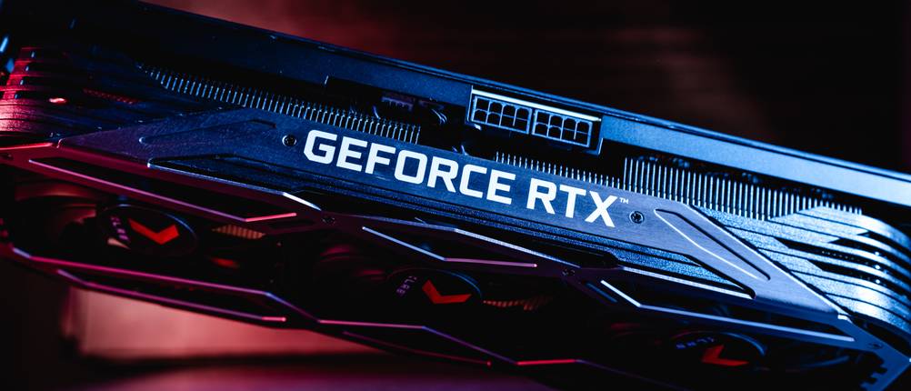 GeForce-RTX-Test: GeForce RTX im Schwarzlicht auf einem Tisch