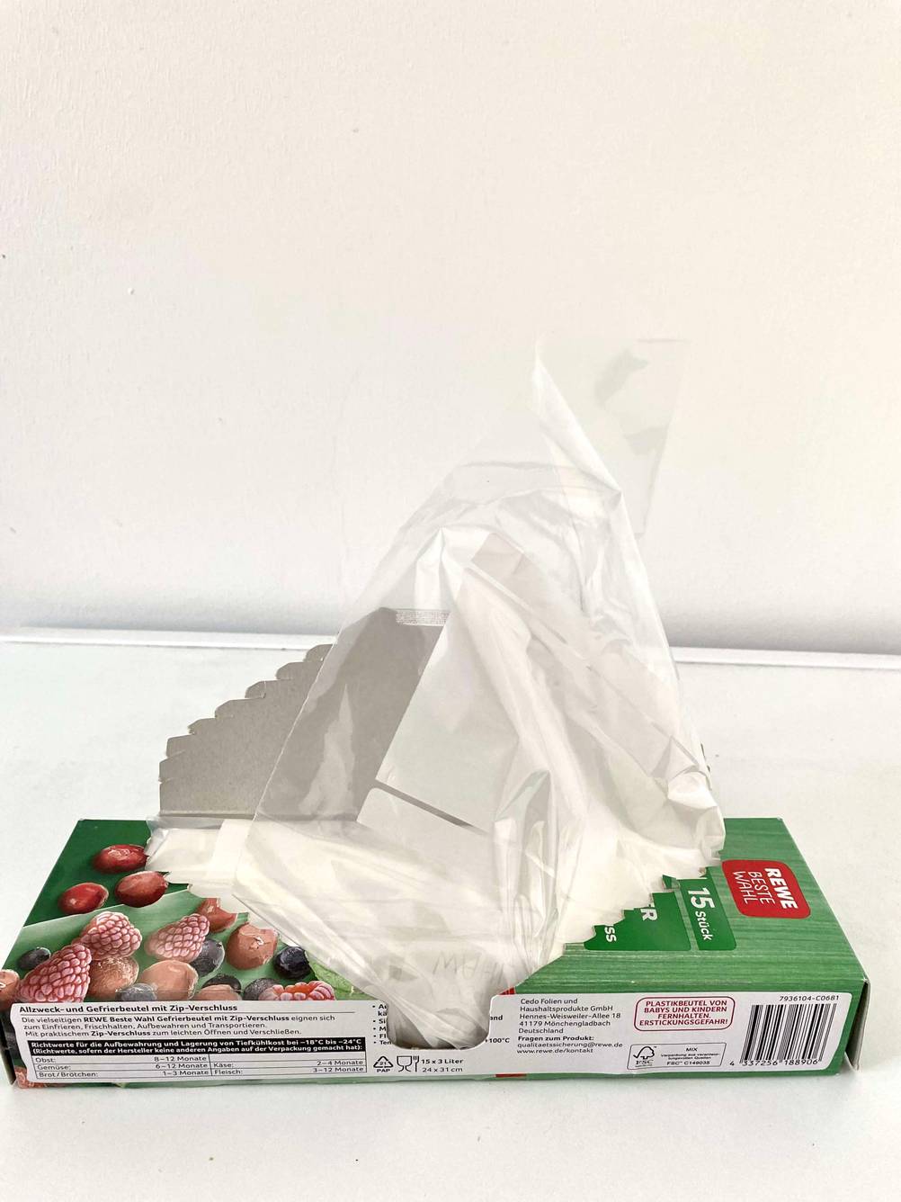 Eine geöffnete Packung der getesteten Gefrierbeutel mit einem herausgezogenen Beutel.