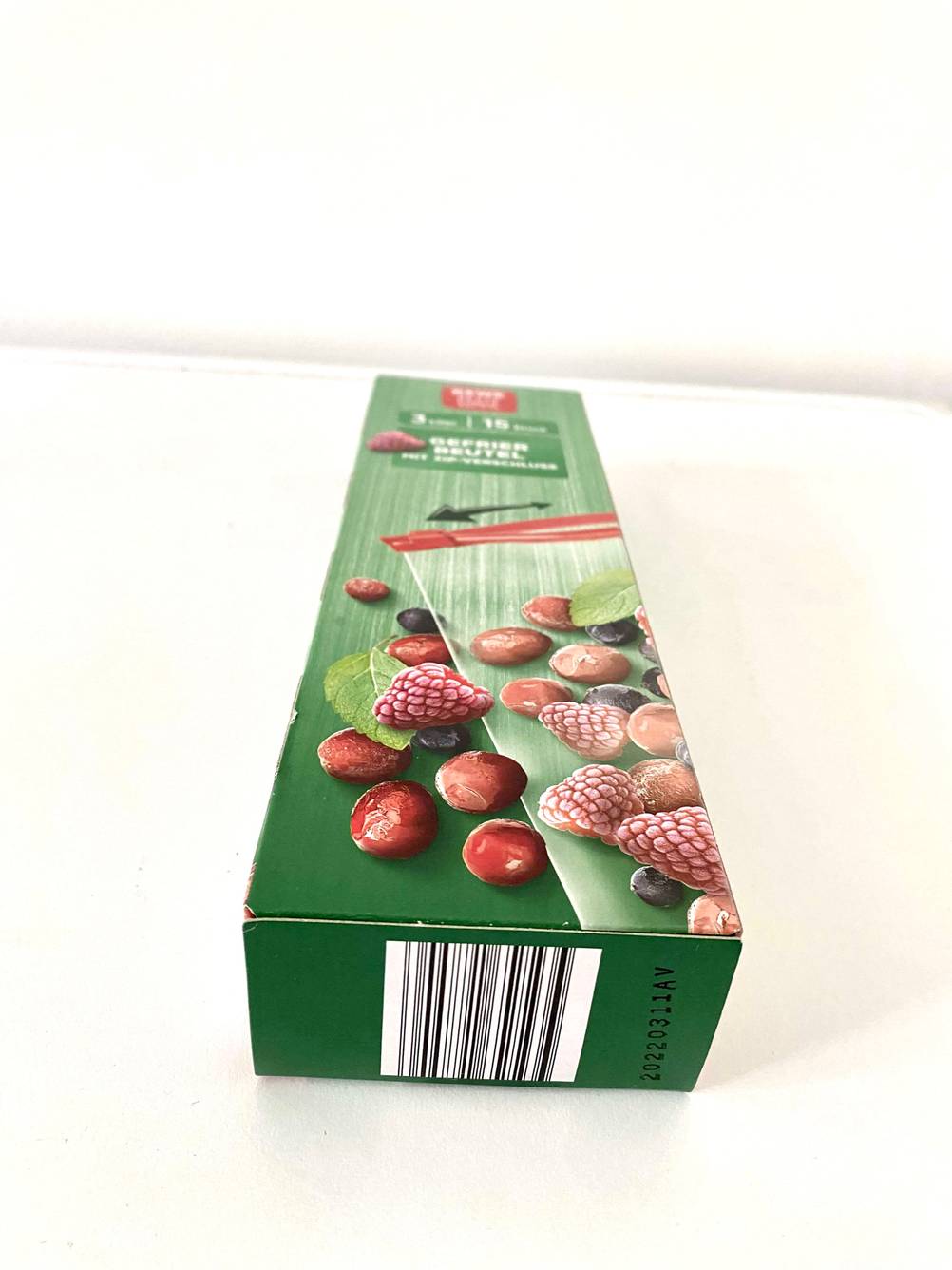 Seitenansicht mit Barcode einer Packung Gefrierbeutel im Test auf einer hellen Fläche.