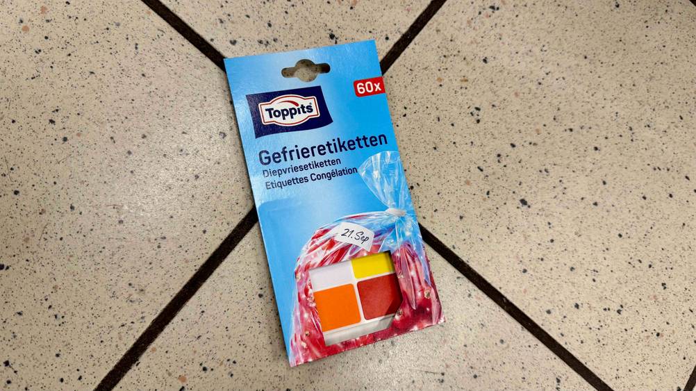 Eine Packung Gefrieretiketten im Test liegt auf einem Fließenboden.