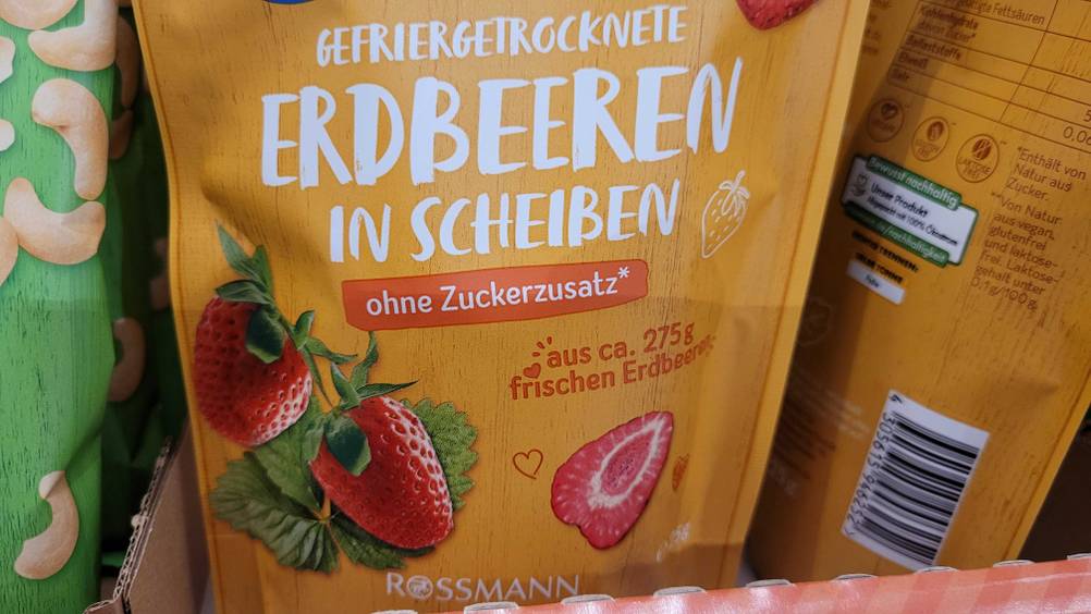 Gefriergetrocknete Erdbeeren im Test: Nahaufnahme der Vorderseite der Verpackung mit Informationen.