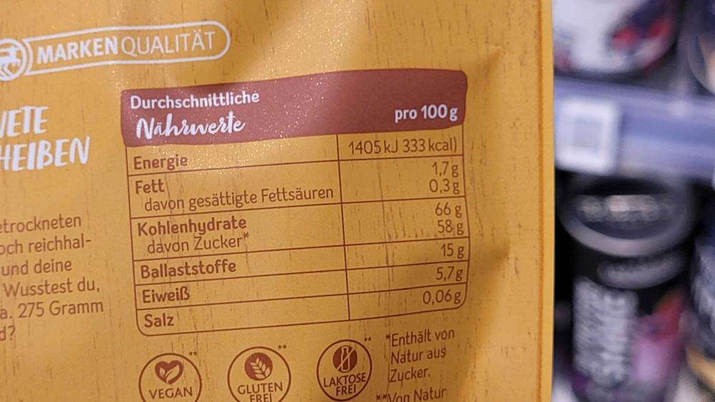 Gefriergetrocknete Erdbeeren im Test: Nahaufnahme der Nährwerte auf der Rückseite der Verpackung.