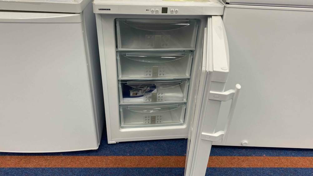 Geöffneter Gefrierschrank mit 4 Schubladen im Test.