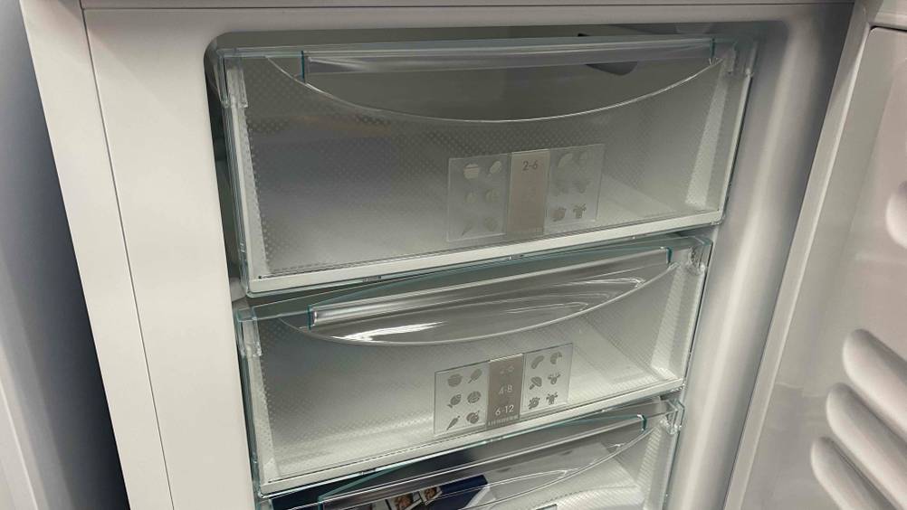 Gefrierschrank mit 4 Schubladen im Test: Schubladen von einem Gefrierkühlschrank. 