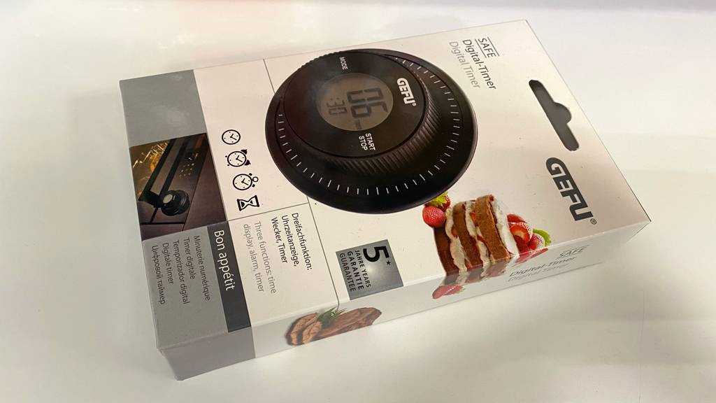Ein digitale Timer von Gefu befinden sich seiner Original-Verpackung auf einer hellen Oberfläche.