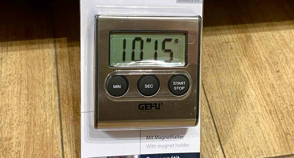 Nahansicht eines digitalen Kurzzeitweckers im Test, der sich in seiner Originalverpackung befindet.