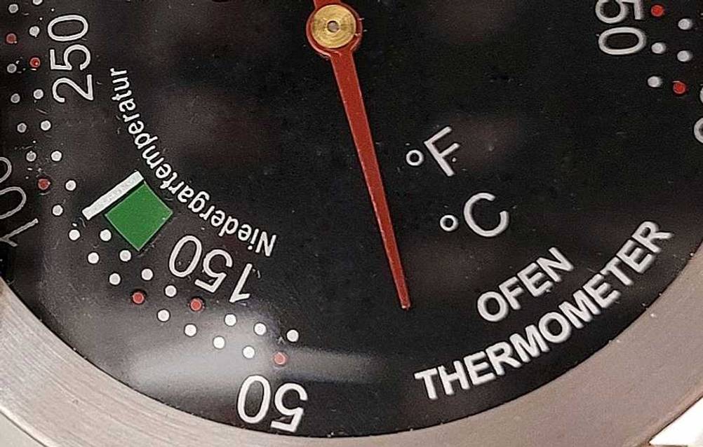 Detailansicht der Skala in Fahrenheit und Celsius eines getesteten Backofenthermometers.