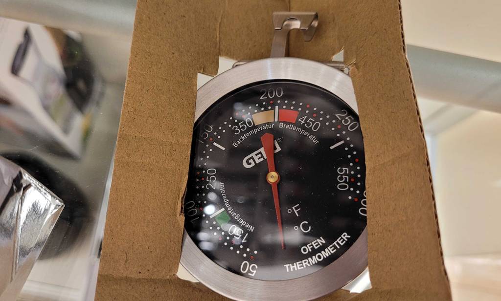 Detailansicht eines verpackten Backofenthermometers zum testen.