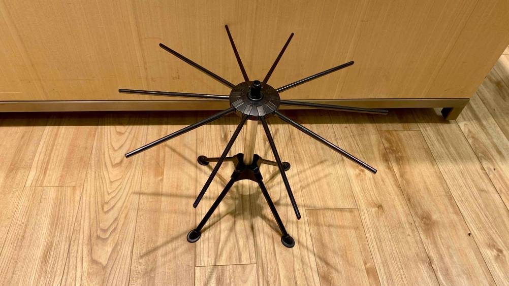 Im Test: Auf einem Holzfußboden steht ein Nudeltrockner.