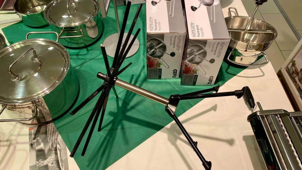 Nudeltrockner getestet: Ein Gerät auf der Seite liegend auf einem Tisch mit anderen Produkten.