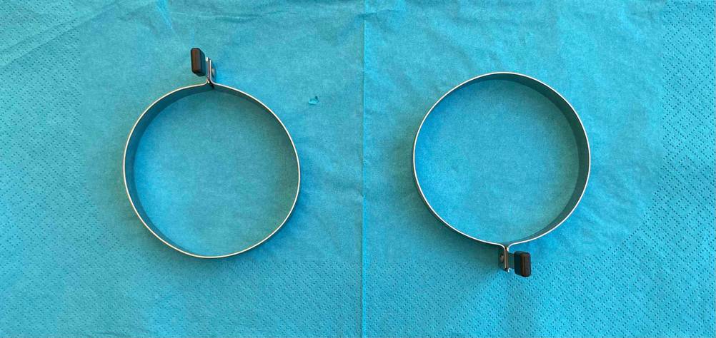 Getestet: Zwei Spiegeleiformen nebeneinander auf einer blauen Serviette.
