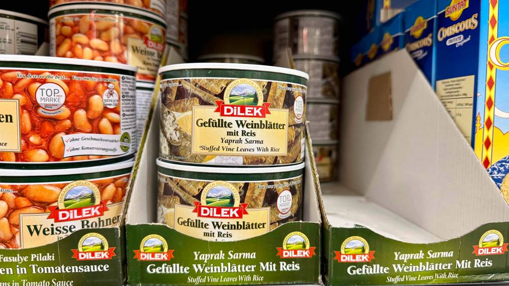 Gefüllte Weinblätter getestet: Mehrere Dosen in einem Verkaufsregal stehend.