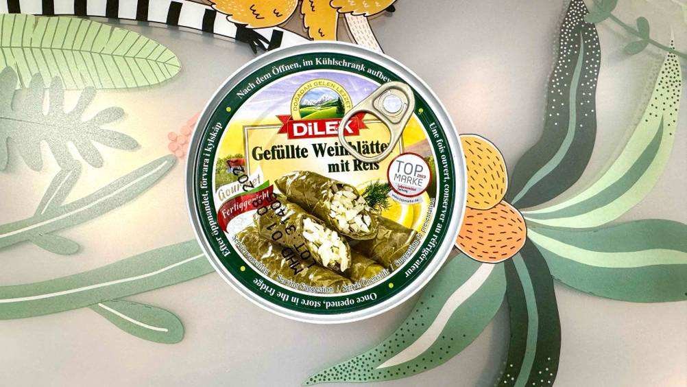 Gefüllte Weinblätter-Test: Eine Dose von oben auf einem bunten Tabelett.
