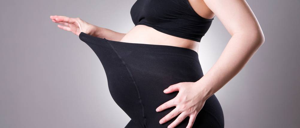 Gefütterte Leggings im Test: Eine schwangere Frau trägt eine schwarze Leggings. 