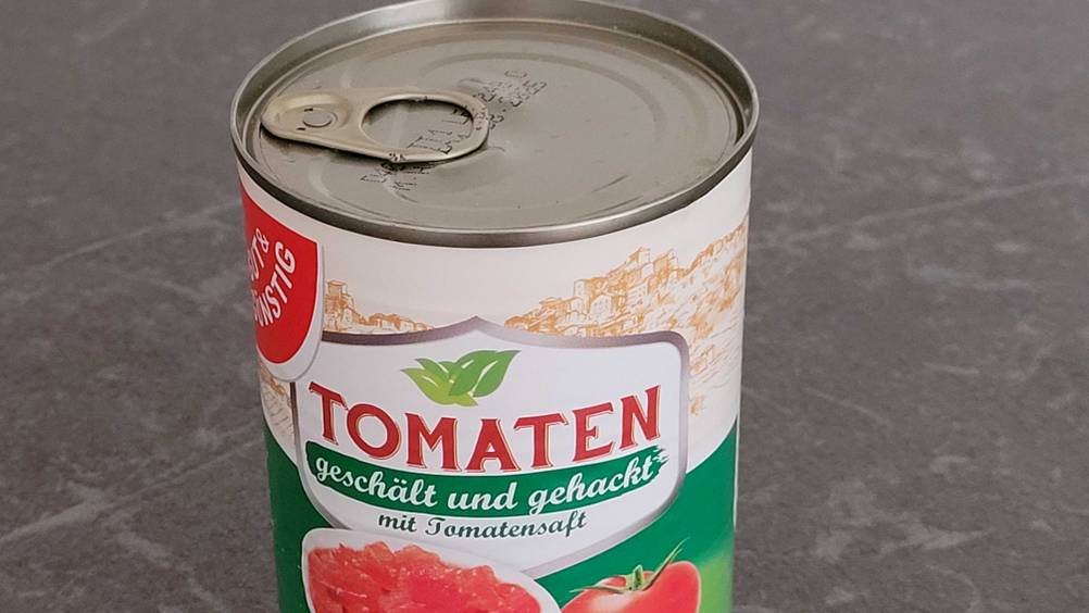 Nahaufnahme des Logos und der Bezeichnung auf einer Dose der getesteten gehackten Tomaten.