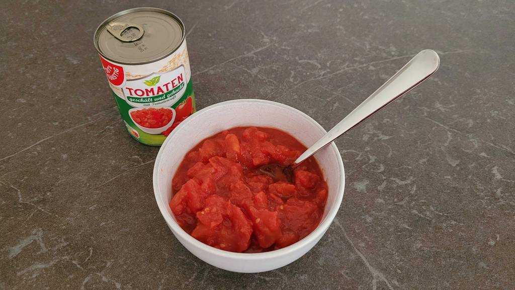 gehackte-tomaten in der schüssel mit Dose