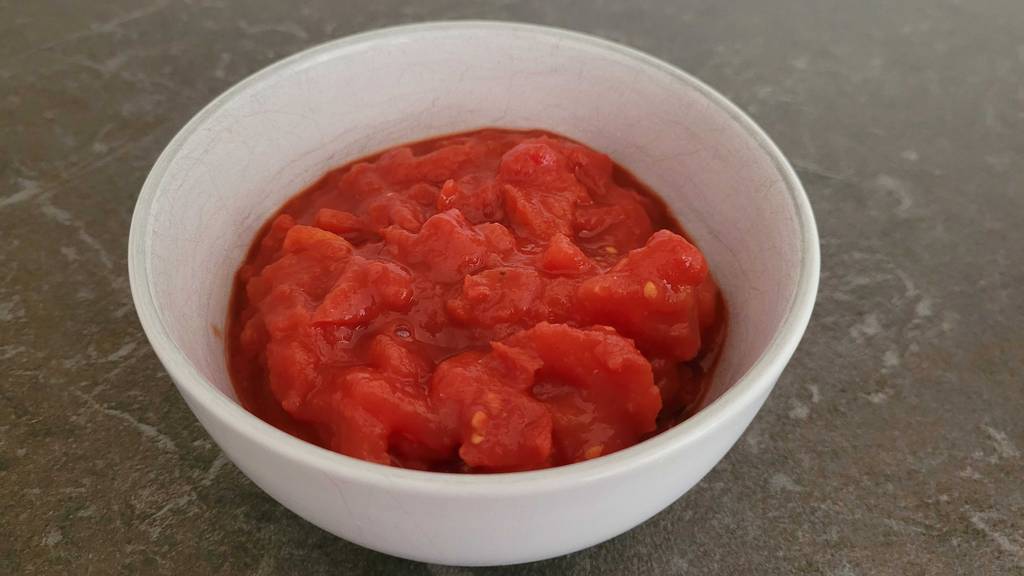 gehackte-tomaten in der Schüssel