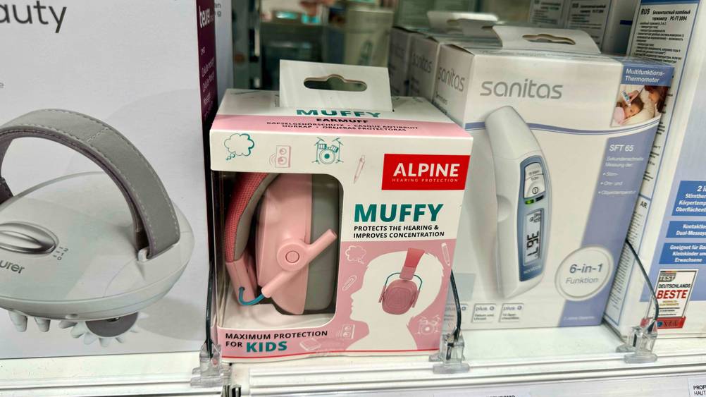 Gehörschutz (Baby) getestet: Ein originlverpacktes Gerät neben anderen Produkten im Regal.
