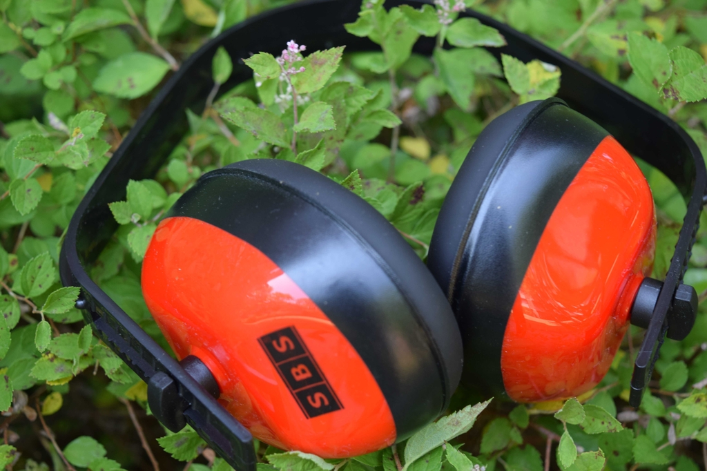Gehörschutz von SBS liegt im Gras.