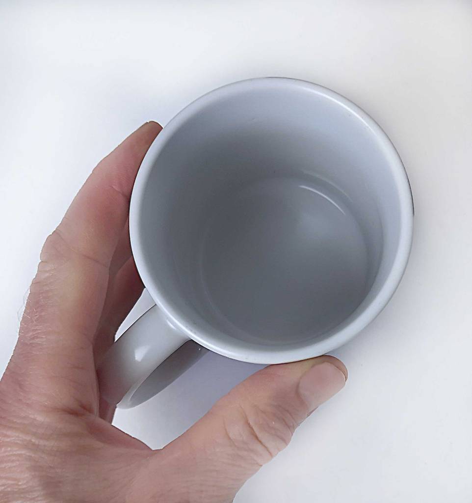Ansicht von oben auf die getestete Fototasse, die sich in einer Hand vor weißem Hintergrund befindet. 
