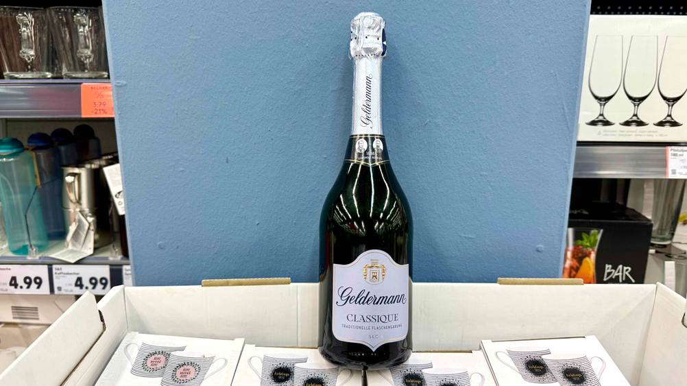 Geldermann-Sekt-Test: Eine Flasche vor einer blauen Wand.